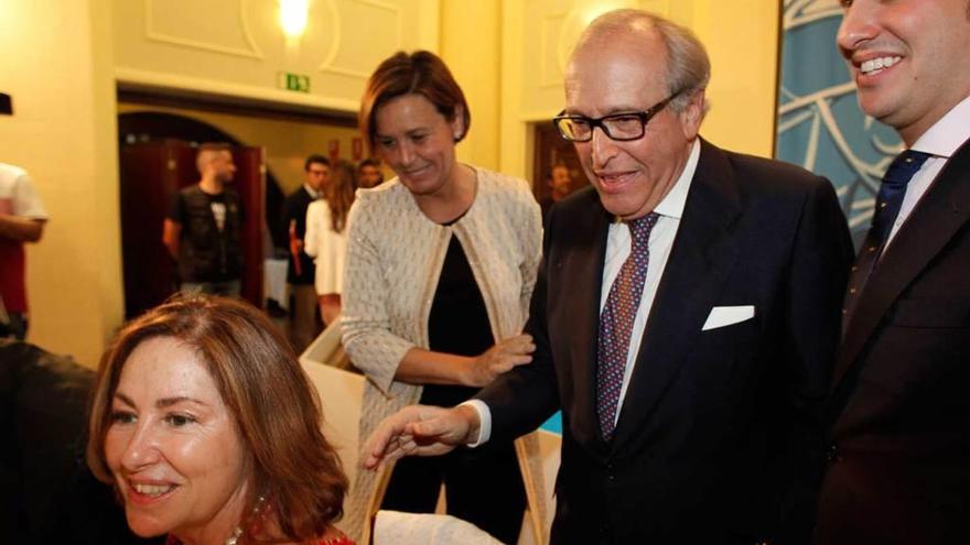 Victoria Cueto-Felgueroso; su marido, Luis Fernández-Vega, y su hijo Andrés, con Carmen Moriyón detrás.