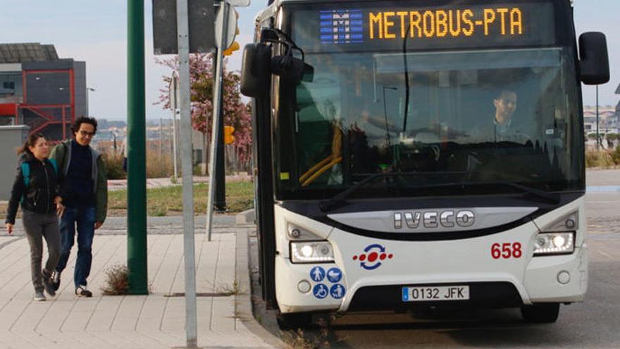 El autobús lanzadera, recogiendo pasajeros junto a la parada Andalucía Tech, este lunes por la mañana.