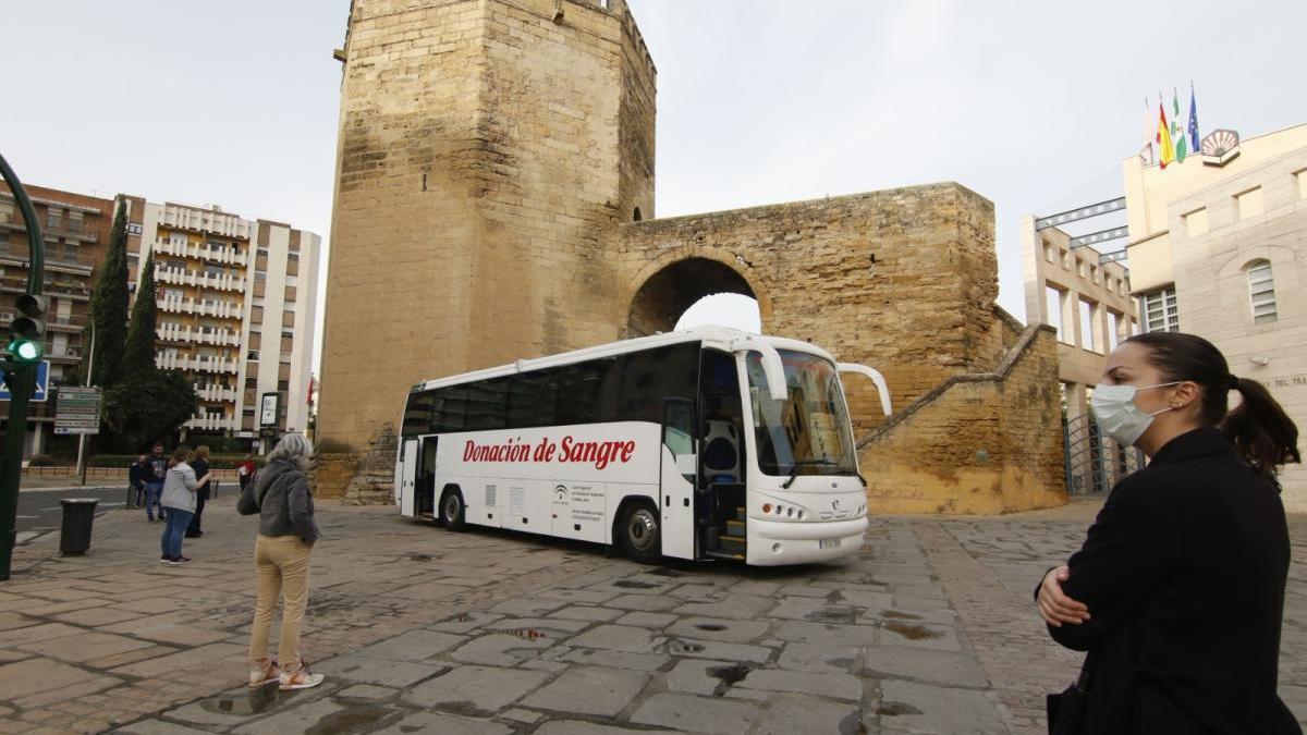 Coronavirus en Córdoba: el bus de la donación de sangre recoge más de 30 bolsas en la Torre Malmuerta