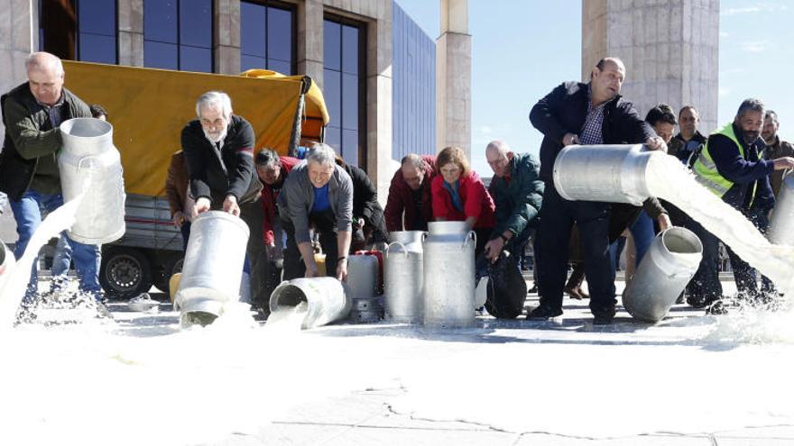 Ganaderos de León derraman leche ante la Delegación Territorial de la Junta
