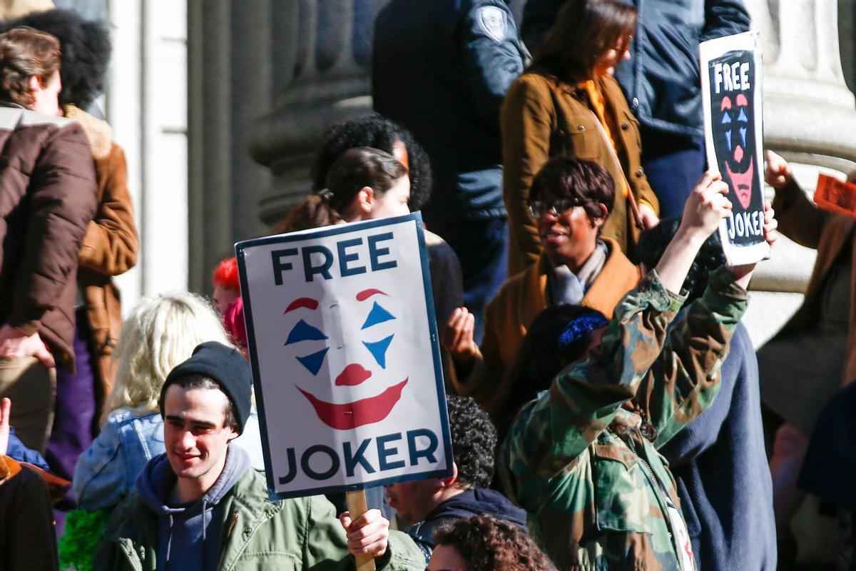 Pancartas de apoyo al Joker en el rodaje de 'Joker 2'