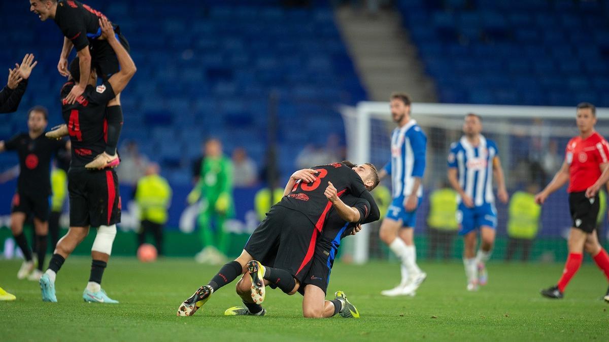Los jugadores del Barça celebran el título de Liga tras ganar al Espanyol (0-2= en el RCDE Stadium.