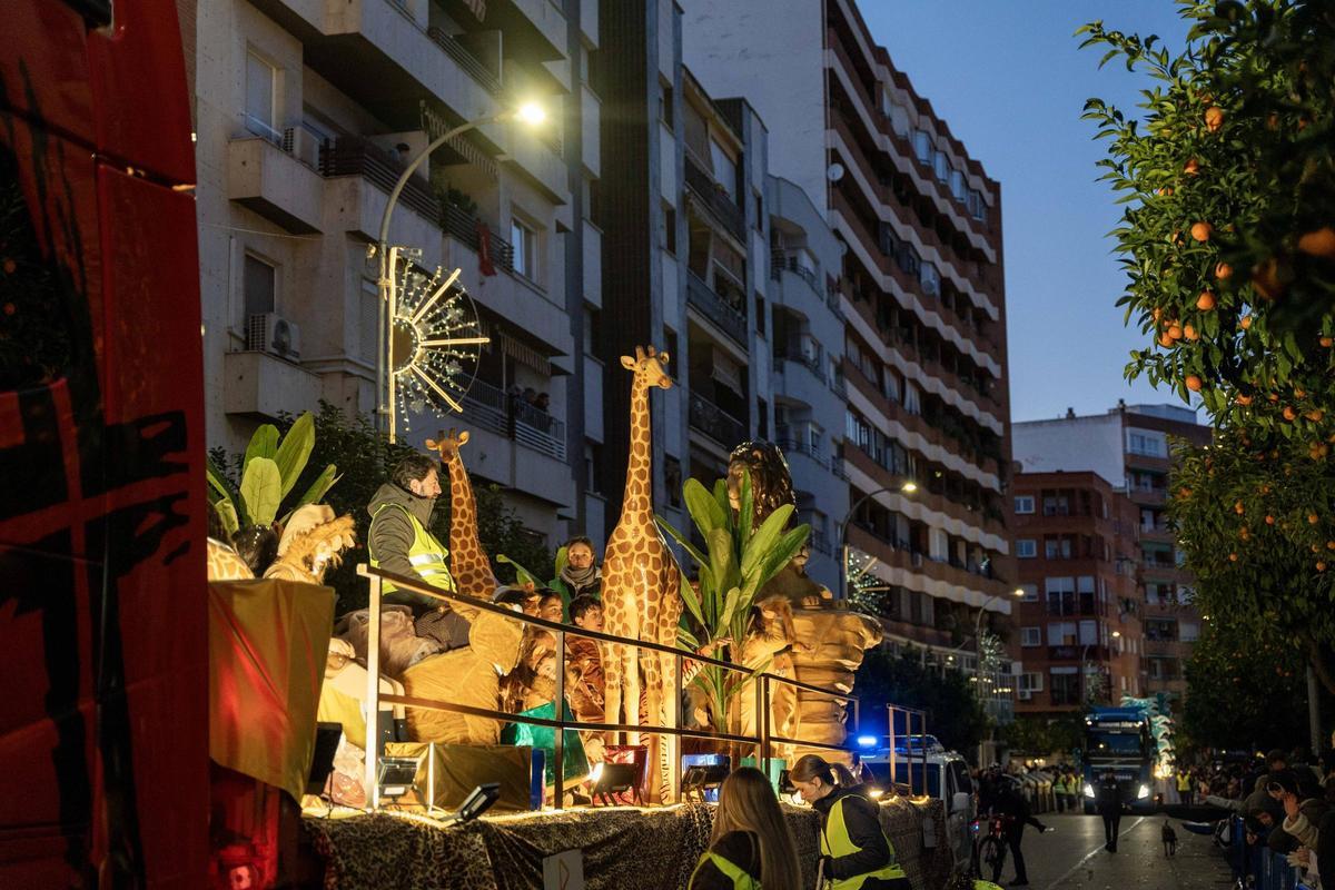 Fotogalería | Así fue el paso de los Reyes Magos por Badajoz