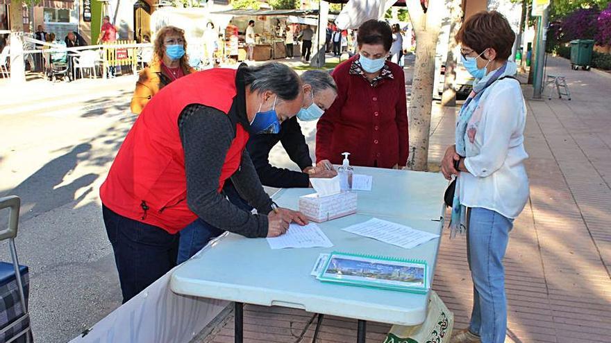 Un momento de la recogida de firmas en Mutxamel. |