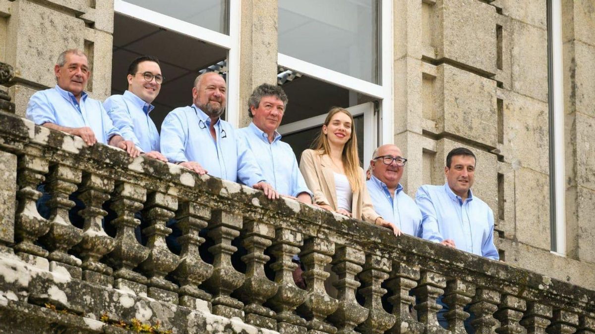 María Mera, nueva pregonera, junto a Alberto Blanco y varios miembros de la comisión de fiestas.