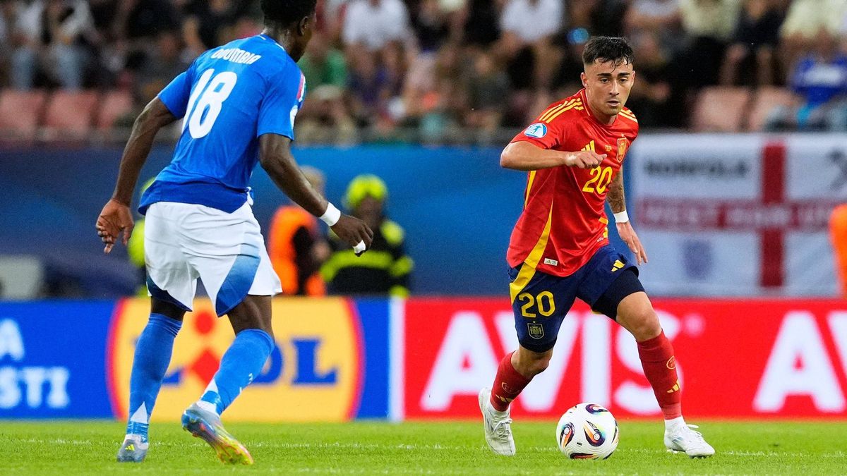 Alberto Moleiro, nuevo jugador del Villarreal, con la selección española sub-21.