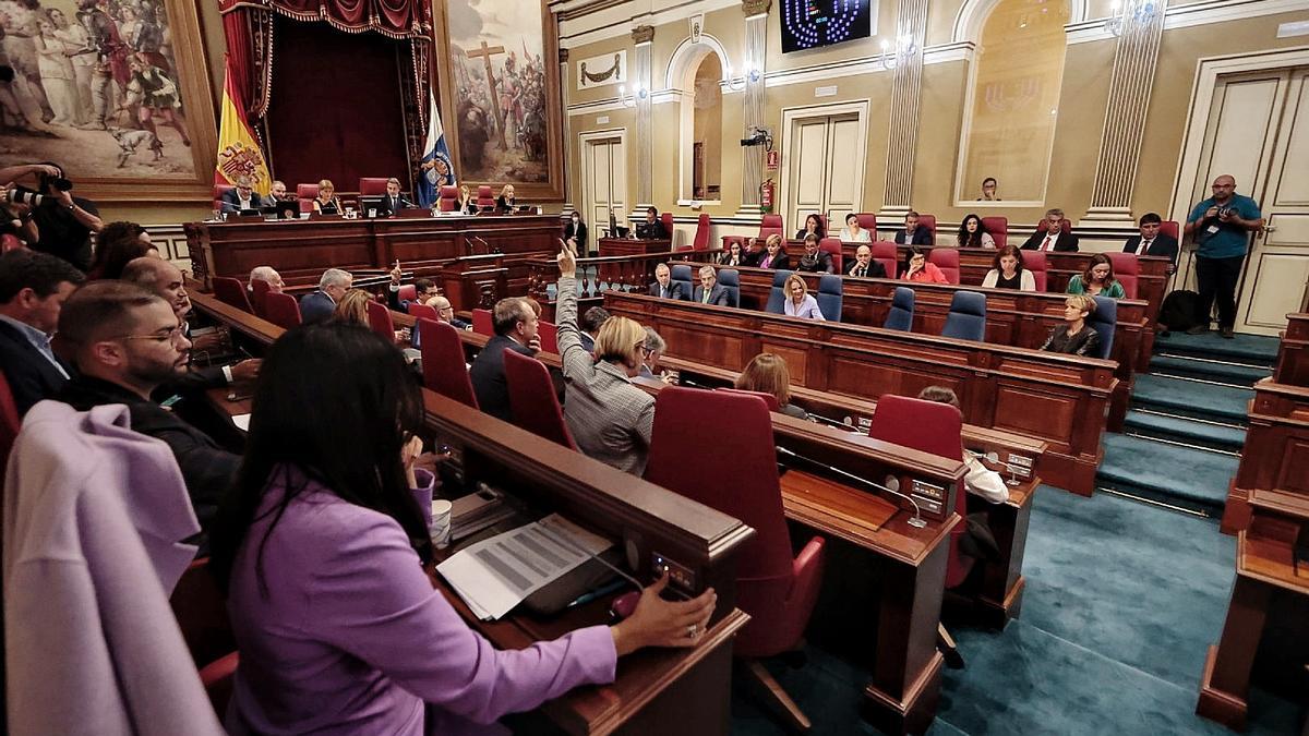 Panorámica del salón de plenos del Parlamento de Canarias.