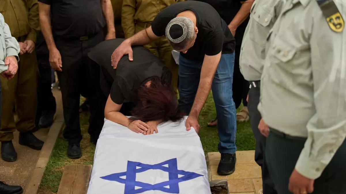 Hamás mata a cinco soldados ultraortodoxos e Israel obliga a los gazatíes a hacinarse en la costa