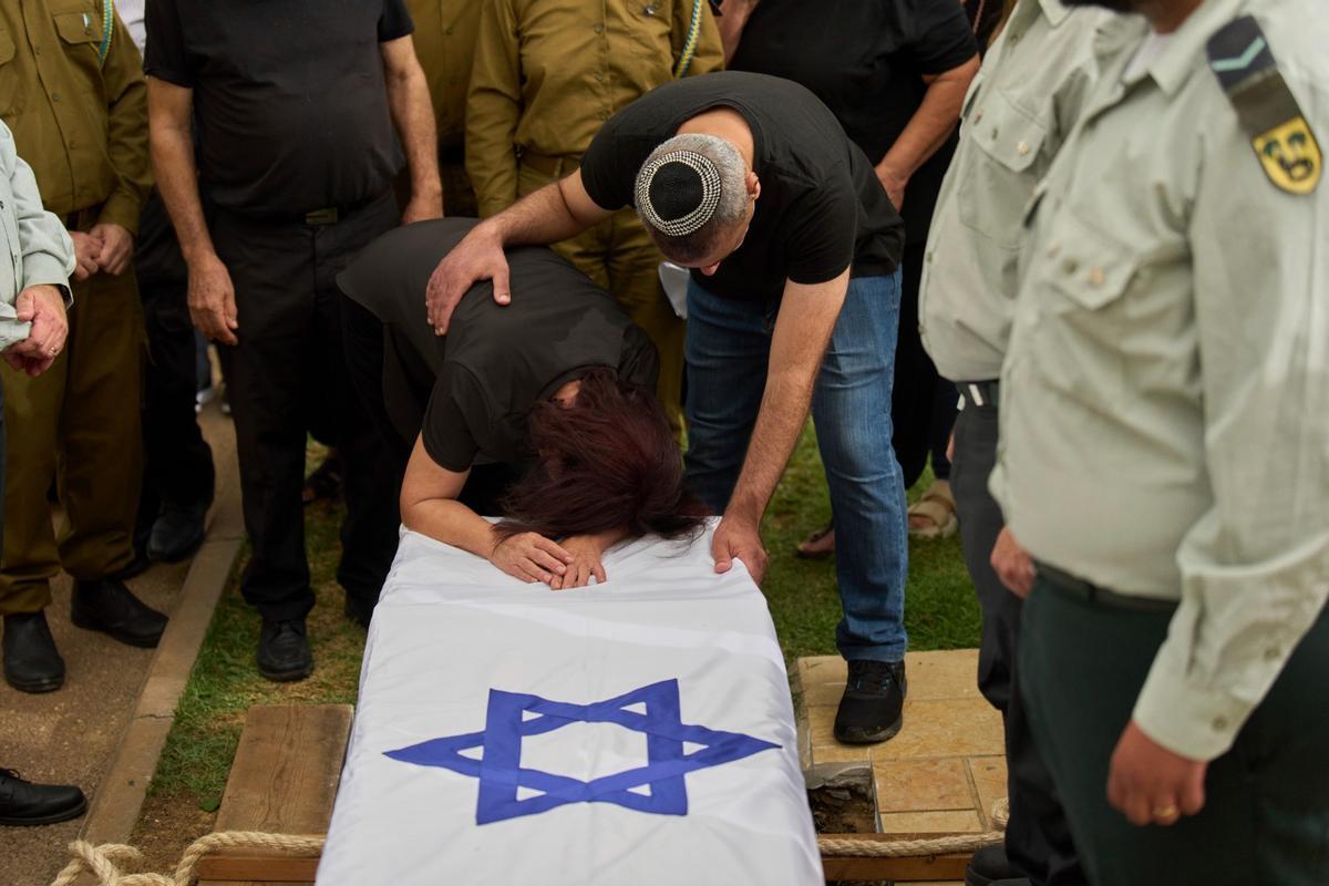 Funeral en Haifa por uno de los soldados ultraortodoxos caídos en la batalla de Gaza.