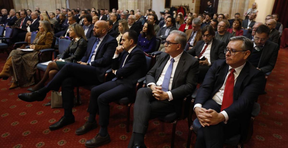 Por la izquierda, Juan Antonio Gómez Pintado, María Calvo y Gregorio Izquierdo Llanes, durante el debate. | Luisma Murias