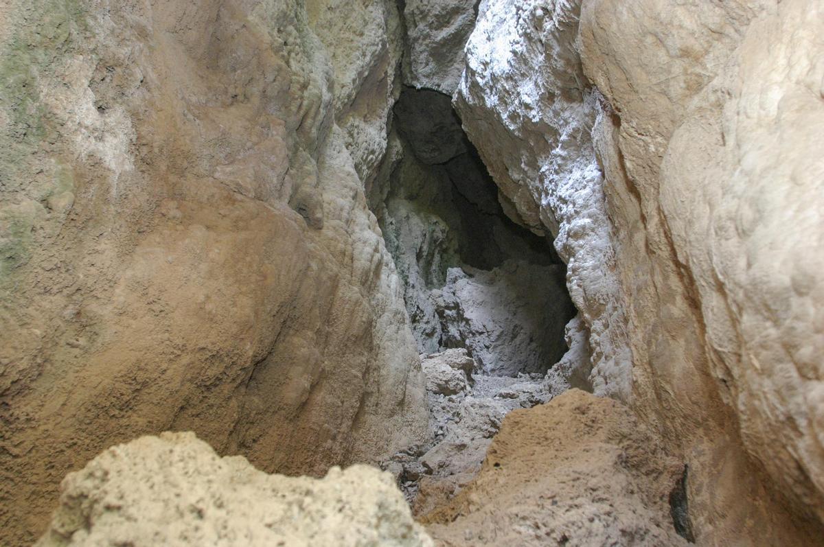 Una de las cueva del paraje La Cabrentà de Estubeny.