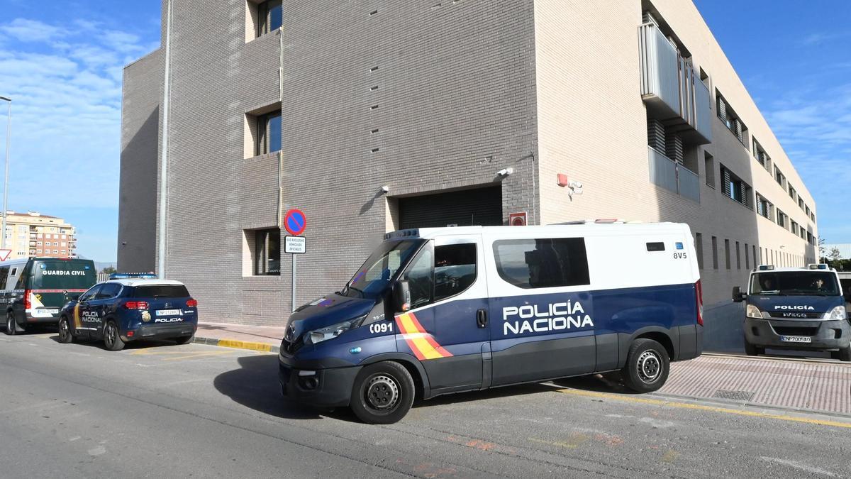 Un furgón policial sale de la Ciudad de la Justicia de Castellón en imagen de archivo.