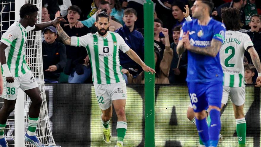 El centrocampista del Betis 'Isco' Alarcón (2-i) celebra tras marcar ante el Getafe. EFE/José Manuel Vidal