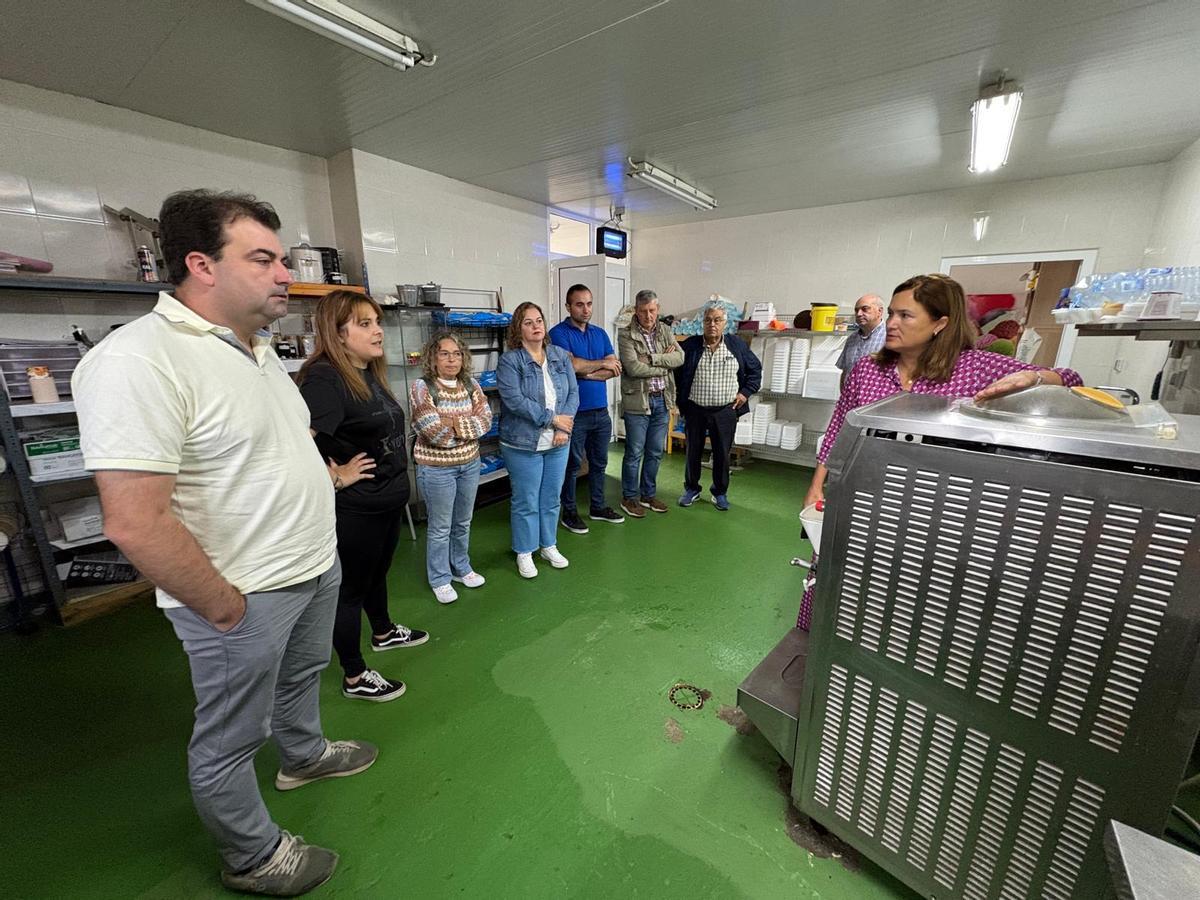Visita de miembros del grupo de desarrollo local del Valle Ese-Entrecabos a la fábrica de helados.