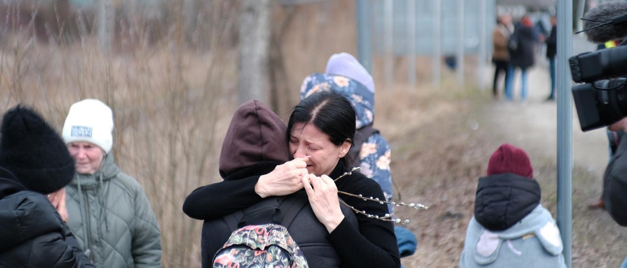 Ciudadanos ucranianos llegan a Hungría huyendo de la guerra