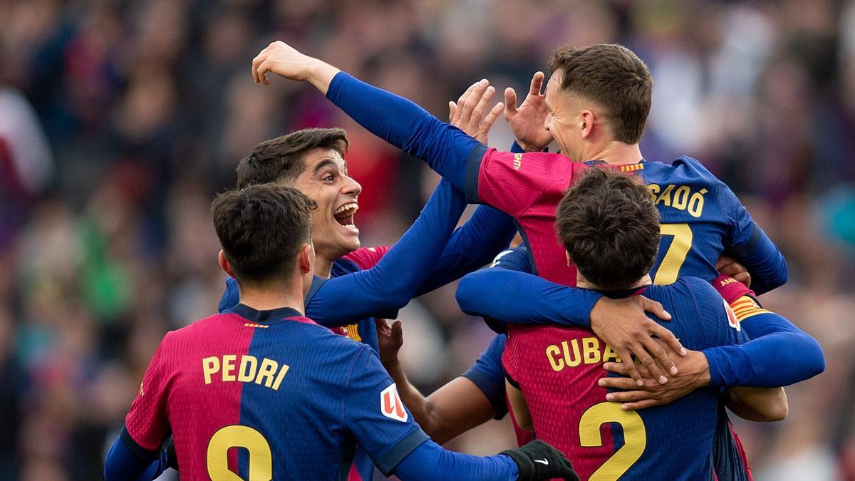 Los jugadores del Barça celebran el 2-0 a la Real Sociedad marcado por Marc Casadó en Montjuïc.