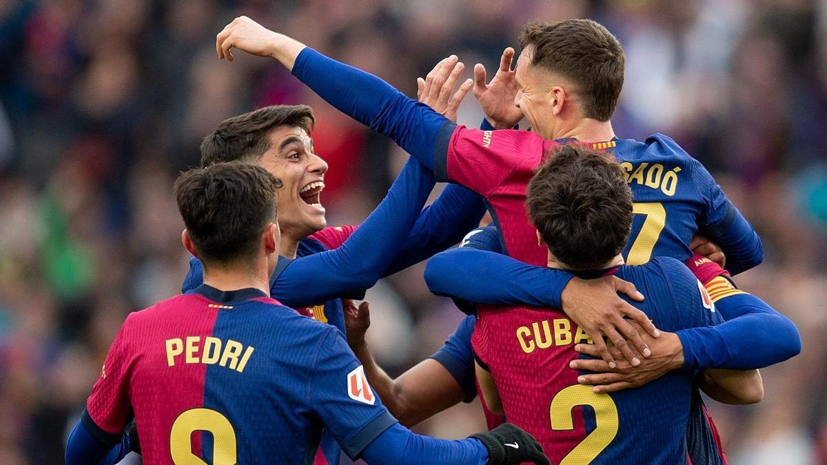 Los jugadores del Barça celebran el 2-0 a la Real Sociedad marcado por Marc Casadó en Montjuïc.