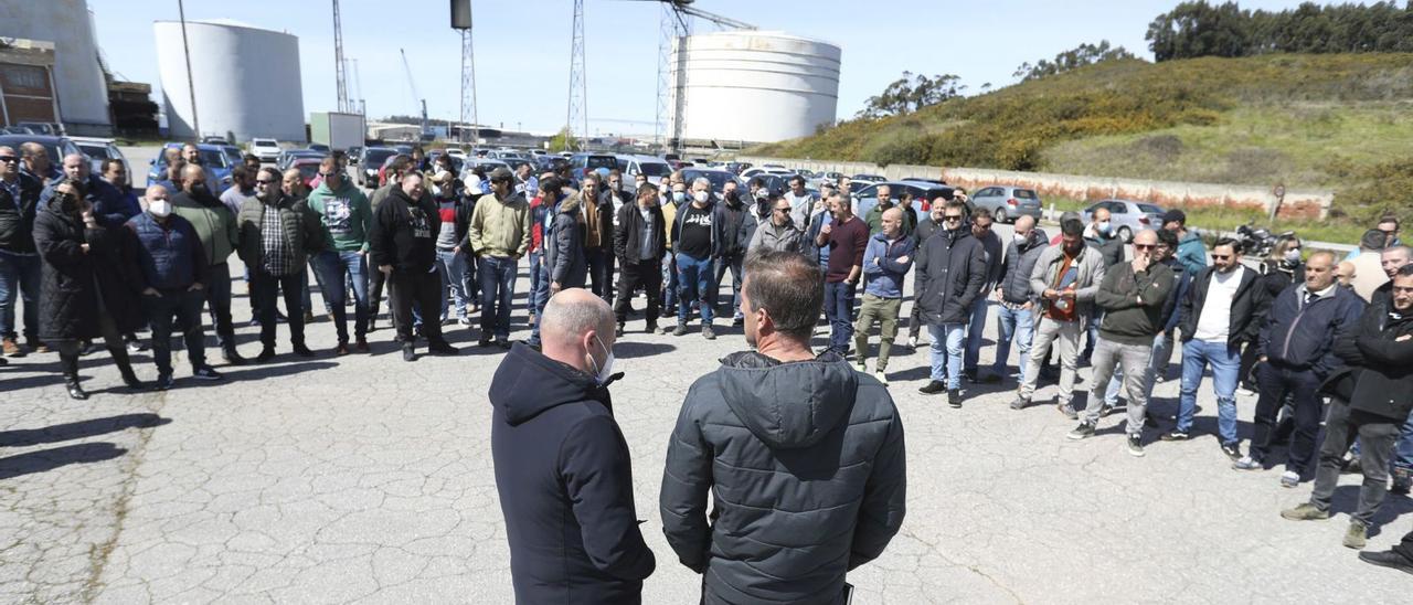 José Manuel Gómez de la Uz y Daniel Cuartas, se dirigen a la asamblea de trabajadores ante las instalaciones fabriles de la San Balandrán. | Ricardo Solís