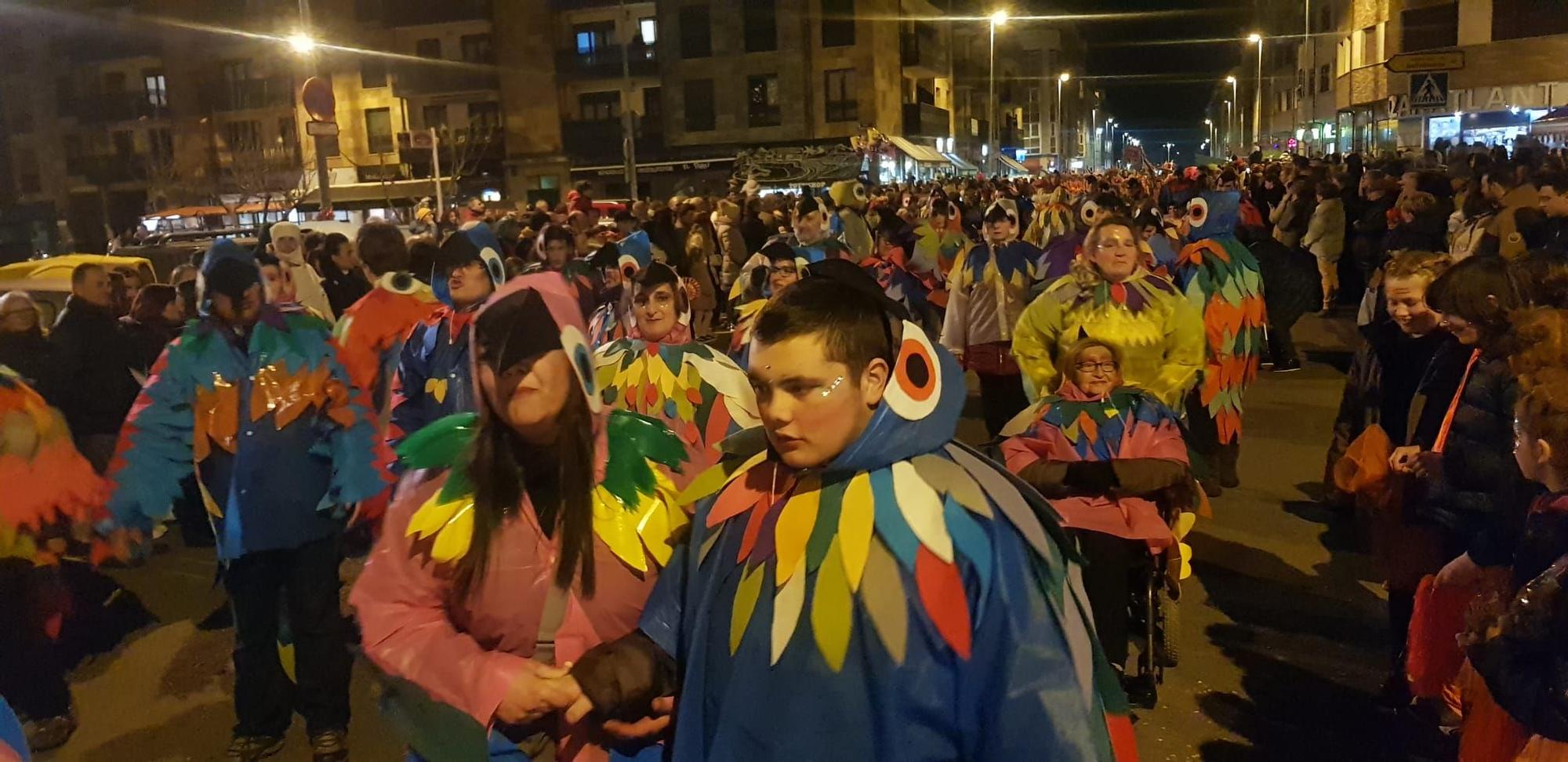 Villaviciosa pinta el mejor Carnaval: explosión de colorido en la cita más multitudinaria de los últimos años