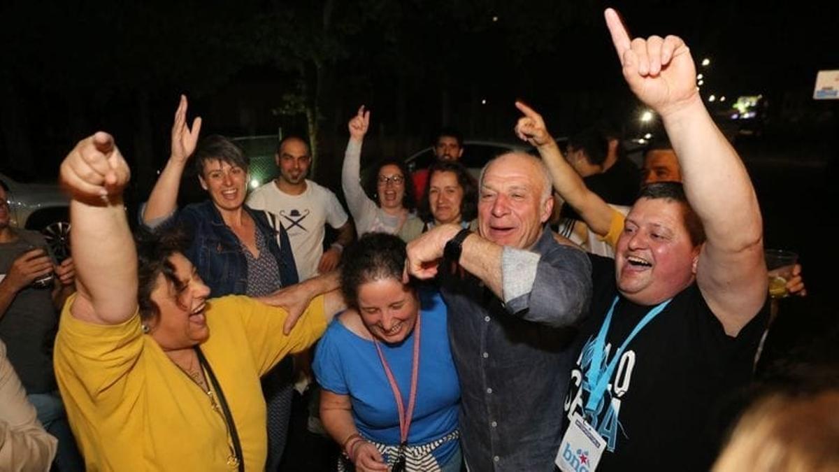 Xoán Castaño celebrando la victoria con algunos de sus colaboradores. |   //  FDV