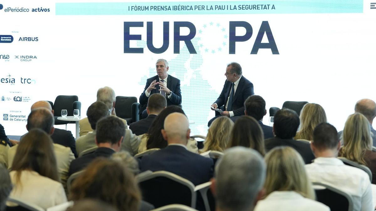 José Vicente de los Mozos, CEO de Indra, habla con Albert Sáez, director de EL PERIÓDICO, en el Foro Prensa Ibérica por la Paz y la Seguridad en Europa