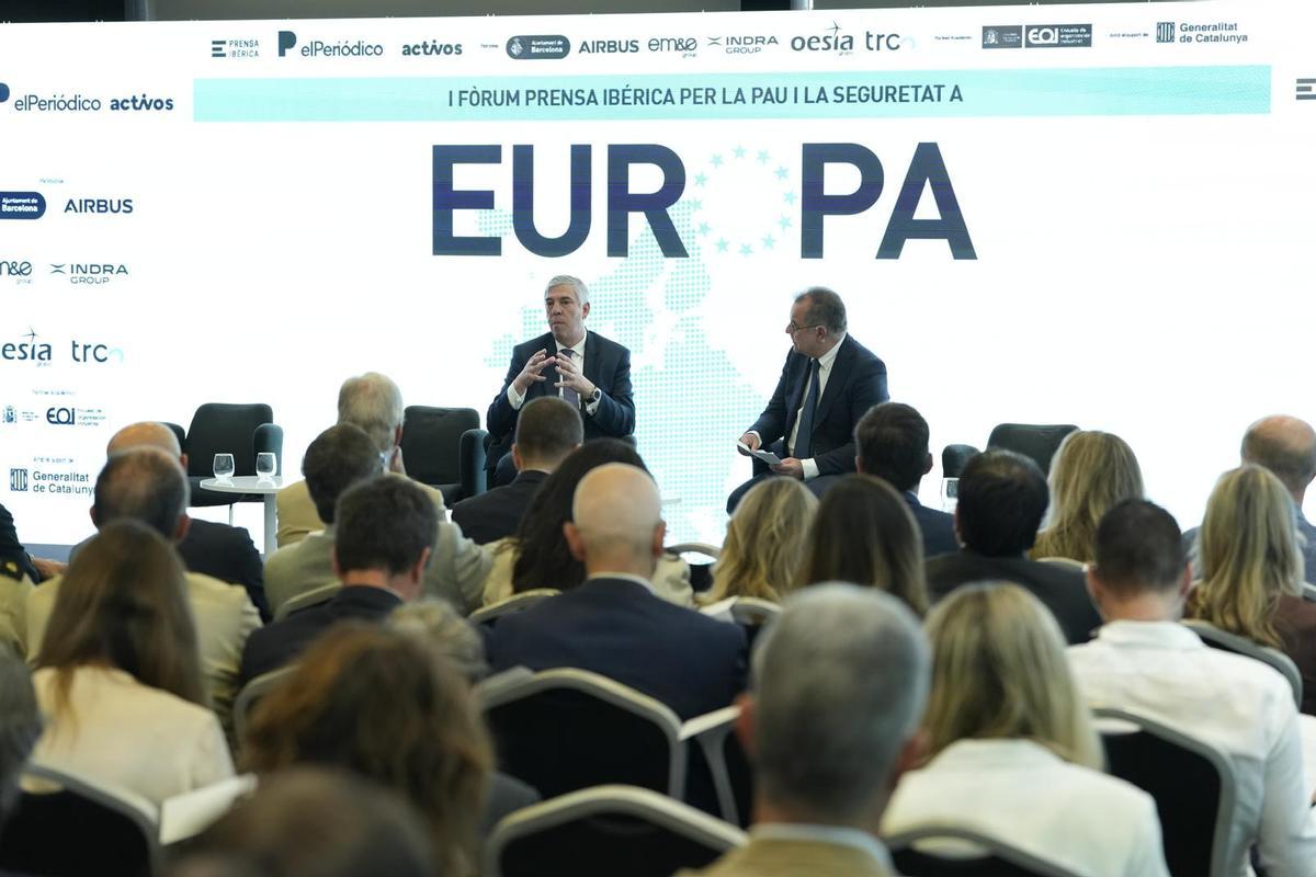 José Vicente de los Mozos, CEO de Indra, habla con Albert Sáez, director de EL PERIÓDICO, en el Foro Prensa Ibérica por la Paz y la Seguridad en Europa