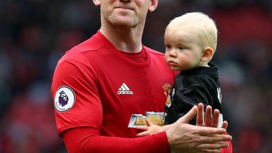 Rooney, con su hijo Kit, en su despedida de Old Trafford. // Tim Keeton