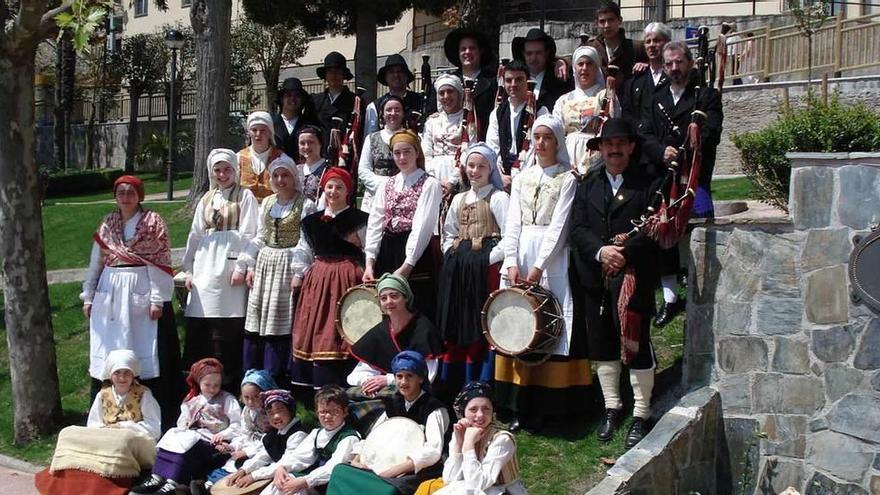 Componentes del grupo &quot;Sulabarda&quot; en una de sus salidas. A la derecha, Rosa Fernández, ayer, en la escuela, con algunos instrumentos tradicionales.