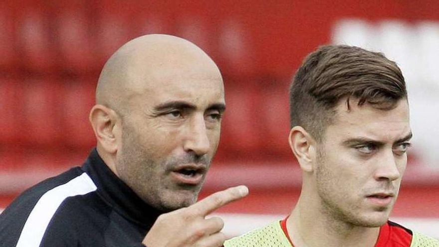 Abelardo habla con Juan Rodríguez en el entrenamiento de ayer.