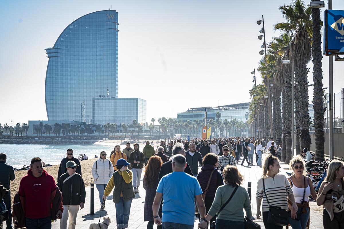 Los barceloneses acuden en masa a las playas de la ciudad para disfrutar del último día primaveral antes de la llegada del frío