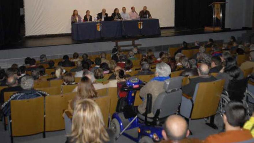 Un momento de la reunión ayer de Bañuls y Murcia con más de 200 vecinos para explicar la situación.