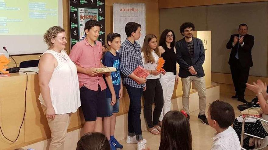 Arriba, una representación de los alumnos y sus profesoras recogen el premio, ayer, en Santiago. Debajo, una de las pantallas del videojuego. // FdV