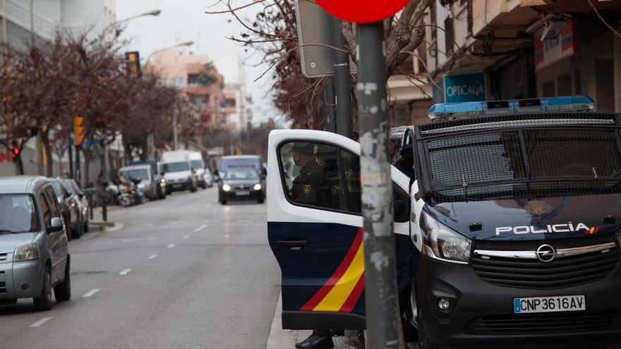 Caravana de 150 coches contra el cierre de bares en Ibiza