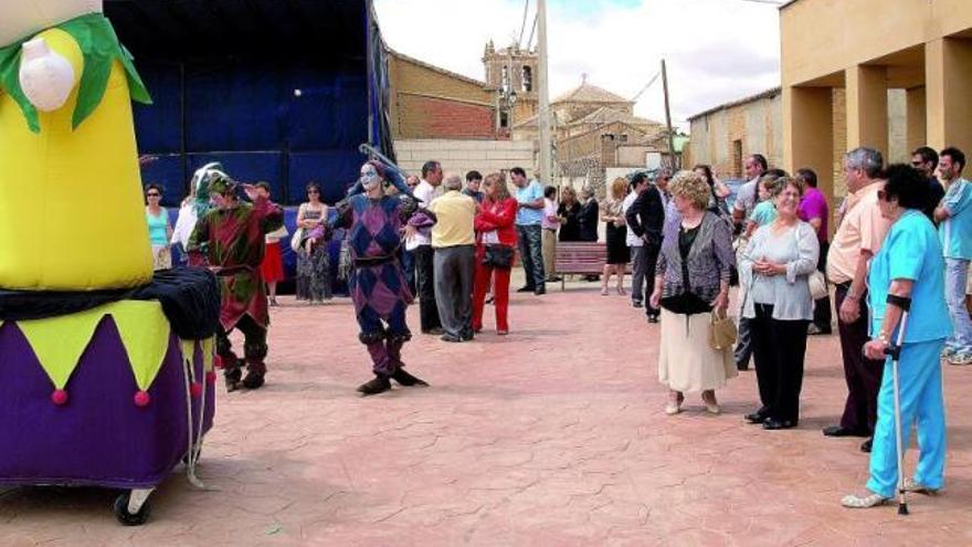 Vecinos en la plaza de Villardondiego durante la actuación del pasacalles que recorrió la localidad.