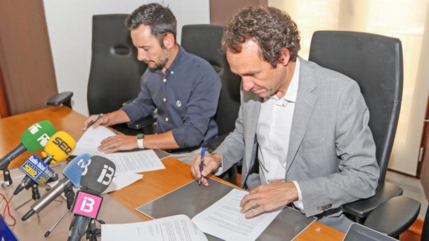 Rafa Ruiz y Marc Pons, durante la firma del convenio para la rehabilitación de la UA27.