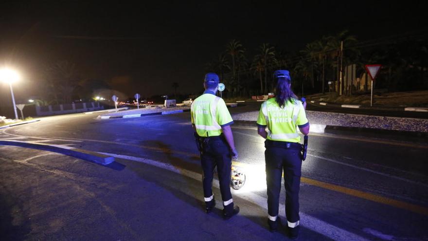 Dos policías en el lugar del accidente