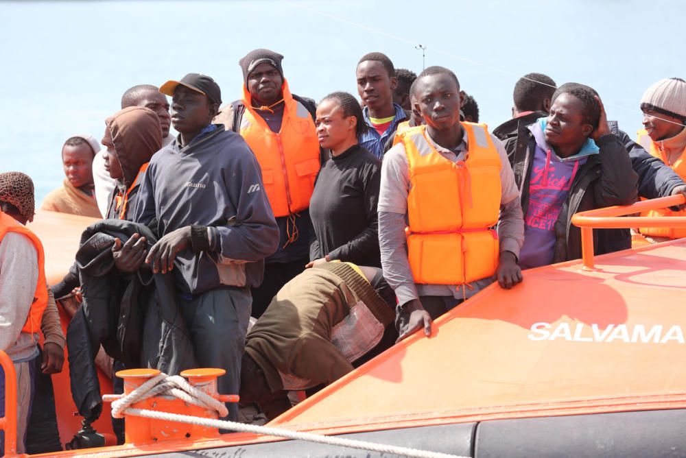 Trasladan al puerto de Málaga a 54 inmigrantes de una patera