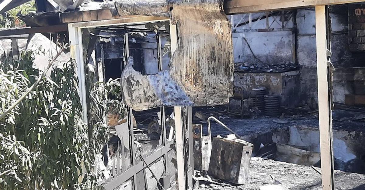 Detalle de los destrozos causados por el fuego en al antiguo spa. | L.MARINA
