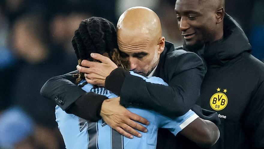 Guardiola abraza a Doku tras un patido de Champions League