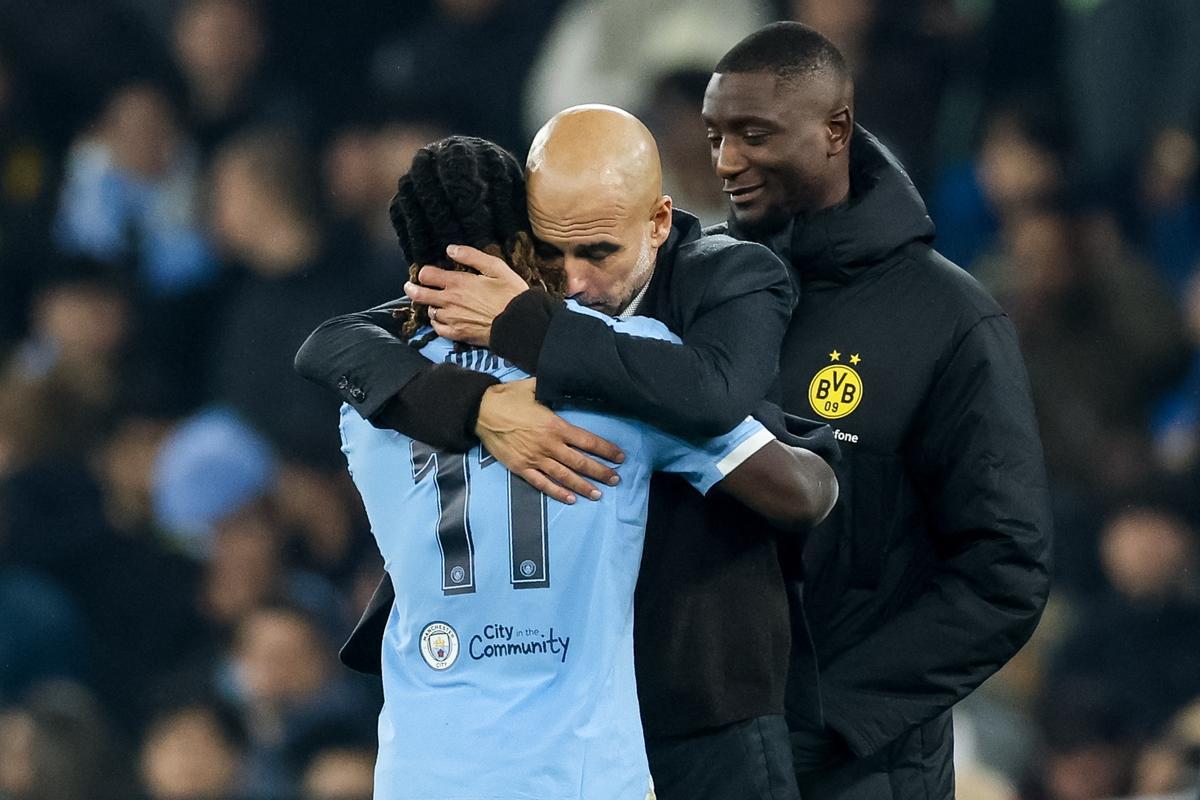 Guardiola abraza a Doku tras un patido de Champions League