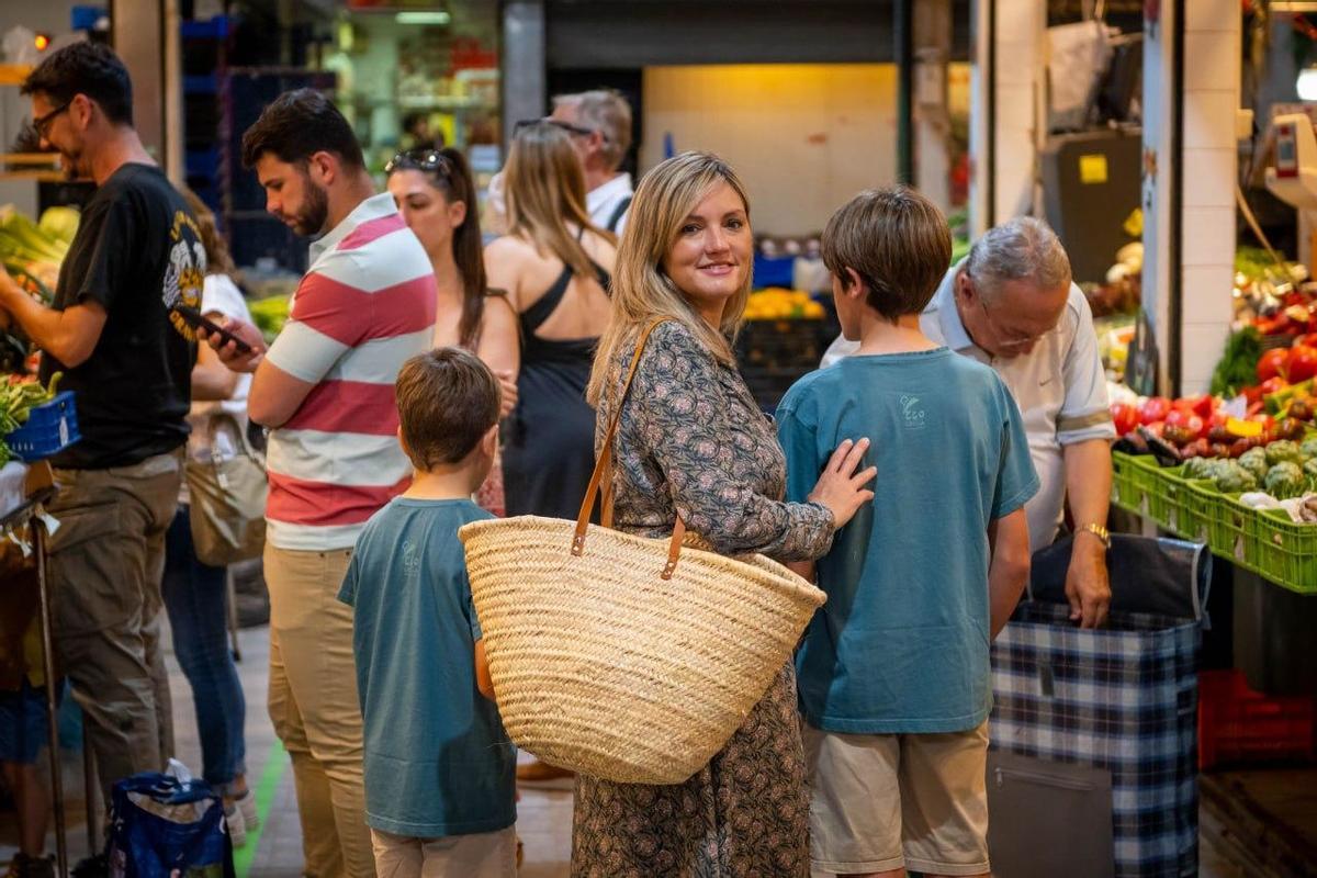 Patricia Guasp de compras en el mercado de Santa Catalina.