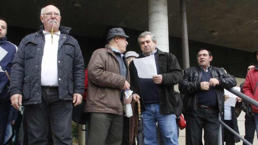 Una de las protestas de los vecinos de Seara delante del Concello de Moaña. // G.N.