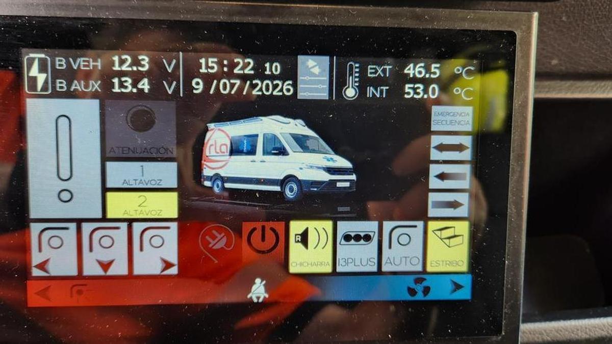 La pantalla de control de la ambulancia, con los 53 grados registrados dentro.