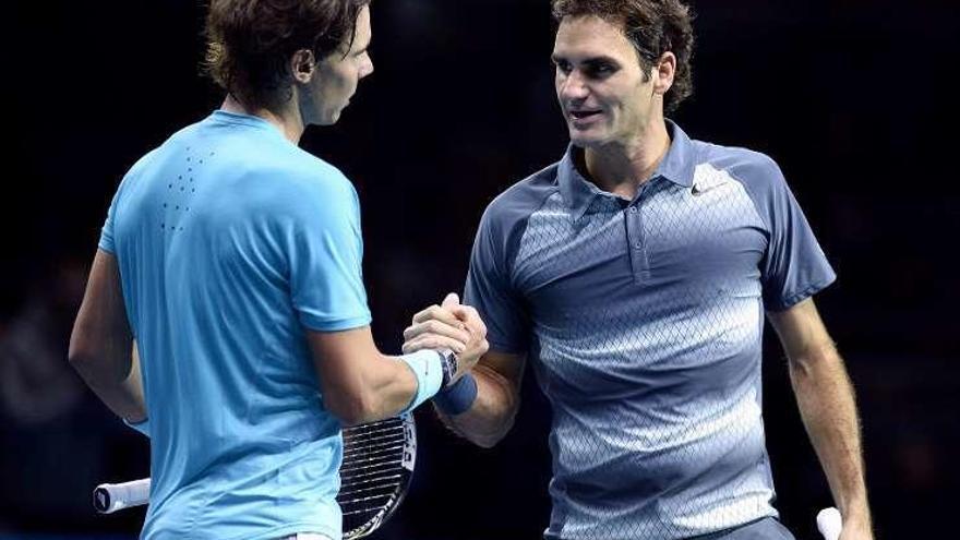 Nadal y Federer se saludan después de un partido.