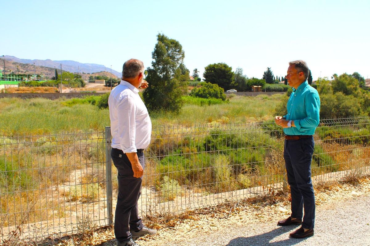 Fulgencio Gil y Ángel Meca contemplan el estado actual del río.