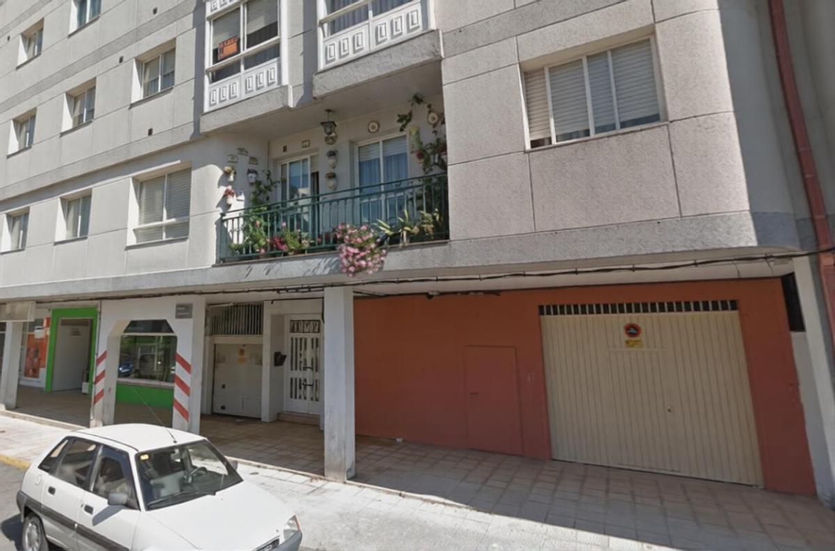 Edificio de Noia en el que los vecinos denuncian la existencia de un narcopiso.