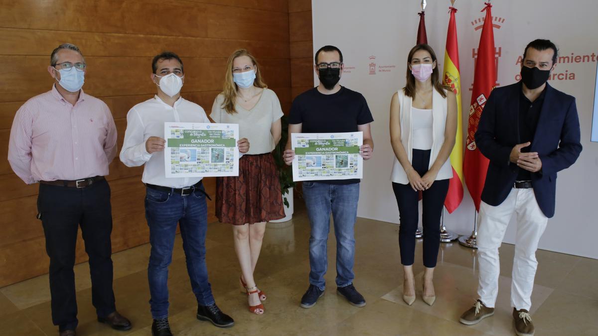 De izquierda a derecha: Antonio Igualada Fernández, director de Cespa; Pedro Ángel Serrano y Raquel Xandri Martínez , fotografía más votada; Pedro José Martínez Valera, fotografía elegida por el jurado; Carmen Fructuoso Carmona, concejala de Movilidad Sostenible y Limpieza Viaria; y Jaime Albarracín, director comercial de LA OPINIÓN.