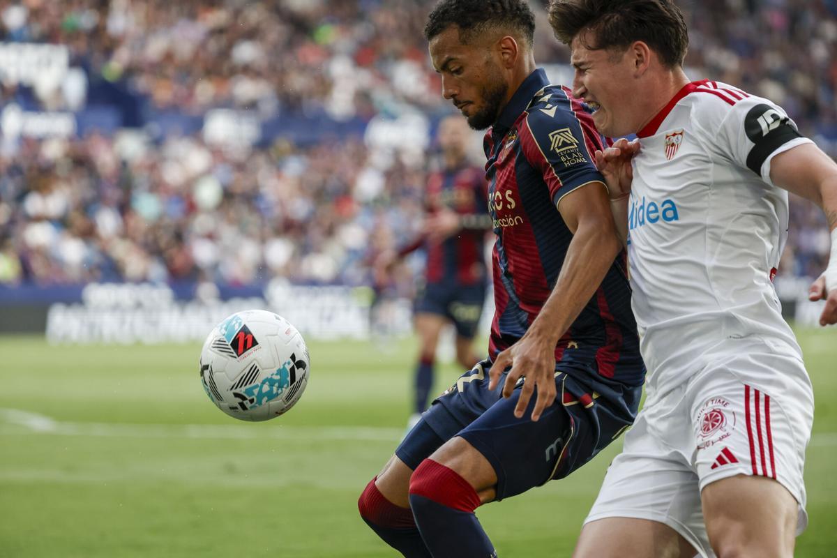 El centrocampista del Sevilla Joaquín Martínez "Oso" (d) pelea un balón con el defensa alemán del Levante Jeremy Toljan, durante el partido de LaLiga de fútbol entre el levante y el Sevilla, este jueves en el estadio Ciutat de Valencia. EFE/ Manuel Bruque. (Levante) (Sevilla)