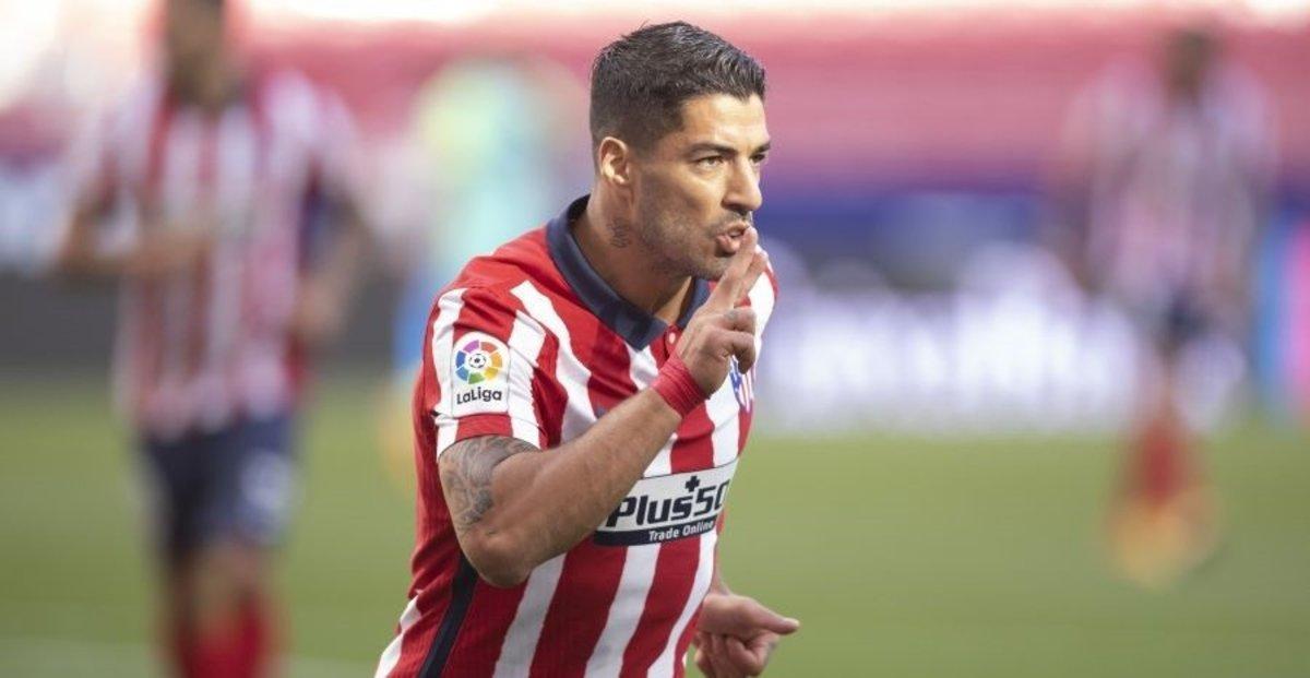 Luis Suárez celebra un gol en su primer partido con el Atlético. 