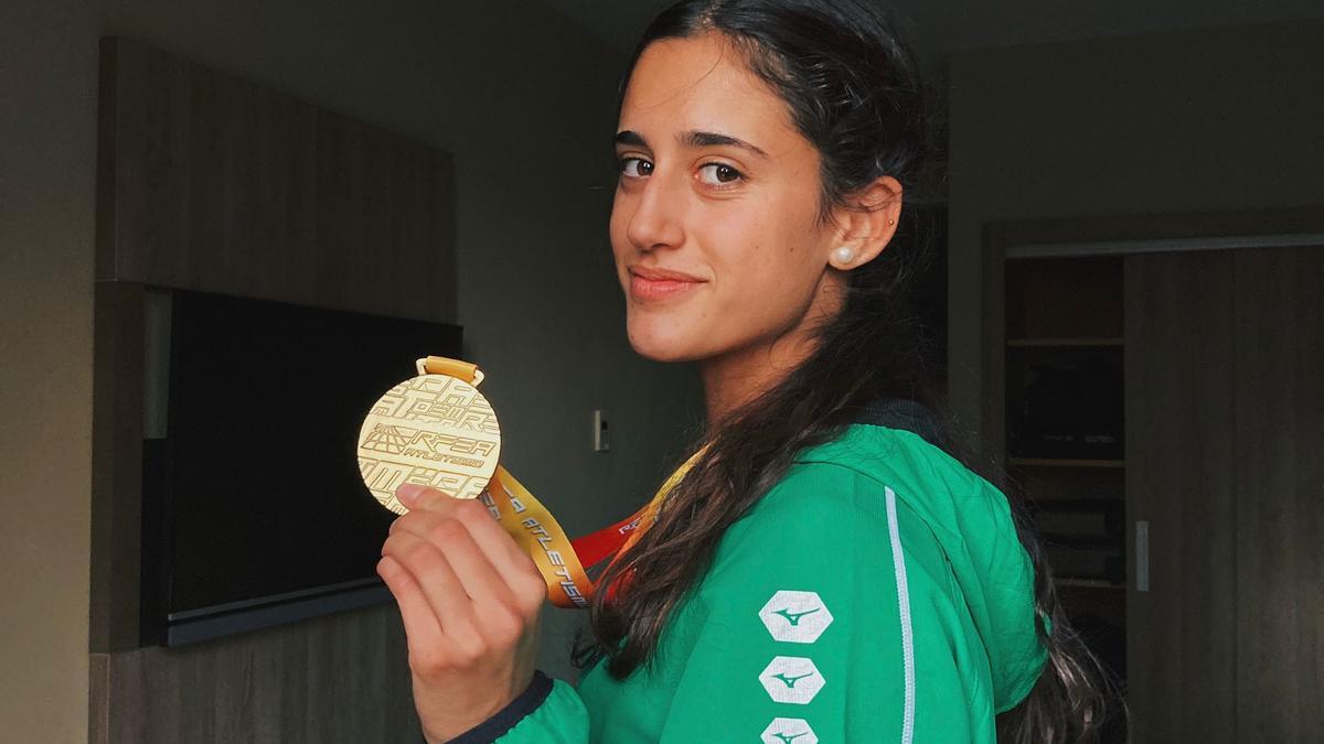 Teresa Santolaria posa con una de sus medallas.